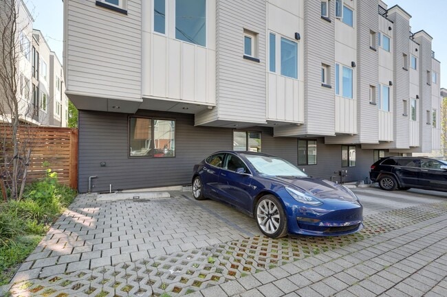 Building Photo - Stylish Capitol Hill Townhouse Living | 2 Bed + Den + Rooftop