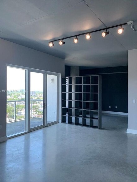 Building Photo - 10 SW South River Dr