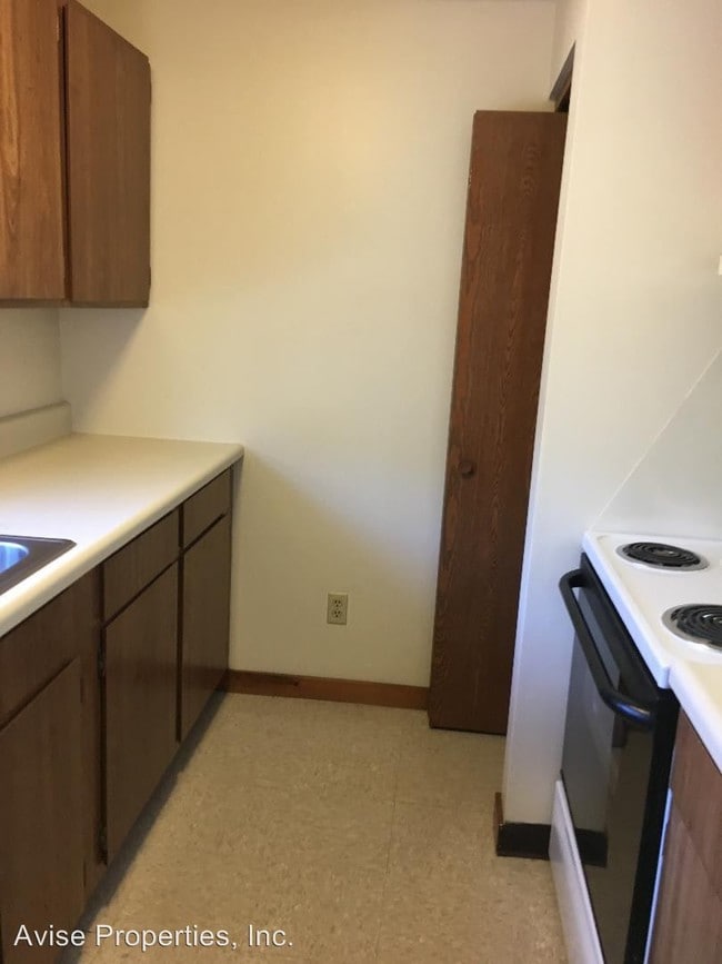 Building Photo - 52 Village Green Rd