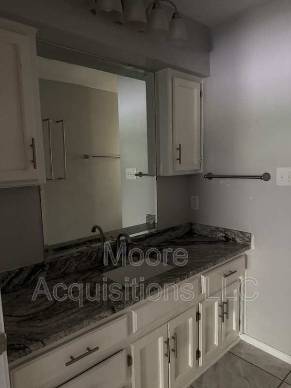 Building Photo - 3601 Oakwood Dr
