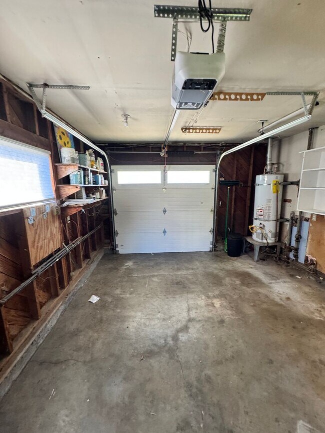 Building Photo - 3 Bedroom 1.5 baths! Walker & Cedar Hills ...