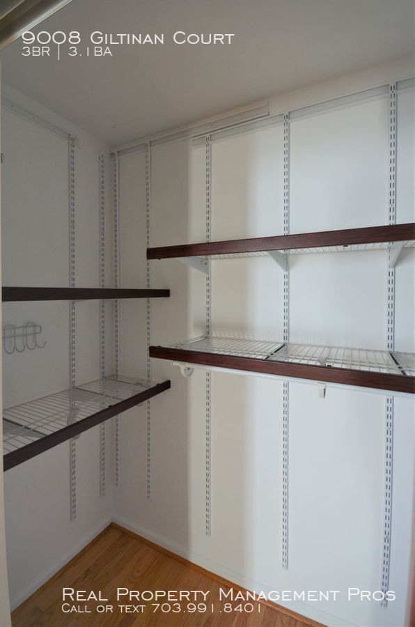 Building Photo - Charming End Unit by Huntsman Lake!