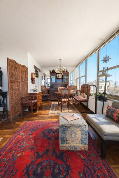 Building Photo - 360 W Wellington Ave