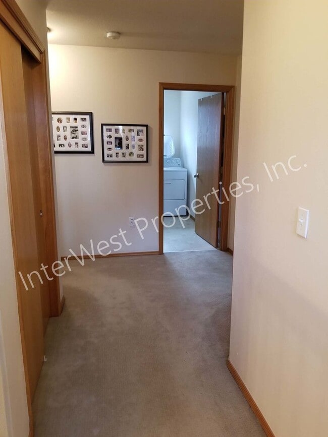 Building Photo - Large 3 Bed 2.5Ba Vancouver Beauty W/ Gas Fireplace, Dog Run, Fenced Yard & So Much More!