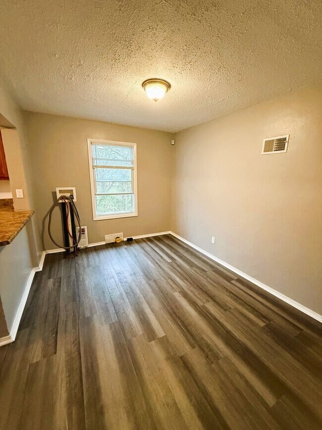 Building Photo - Spacious 3 Bedroom Rental in Florissant - Located on a cul-de-sac!