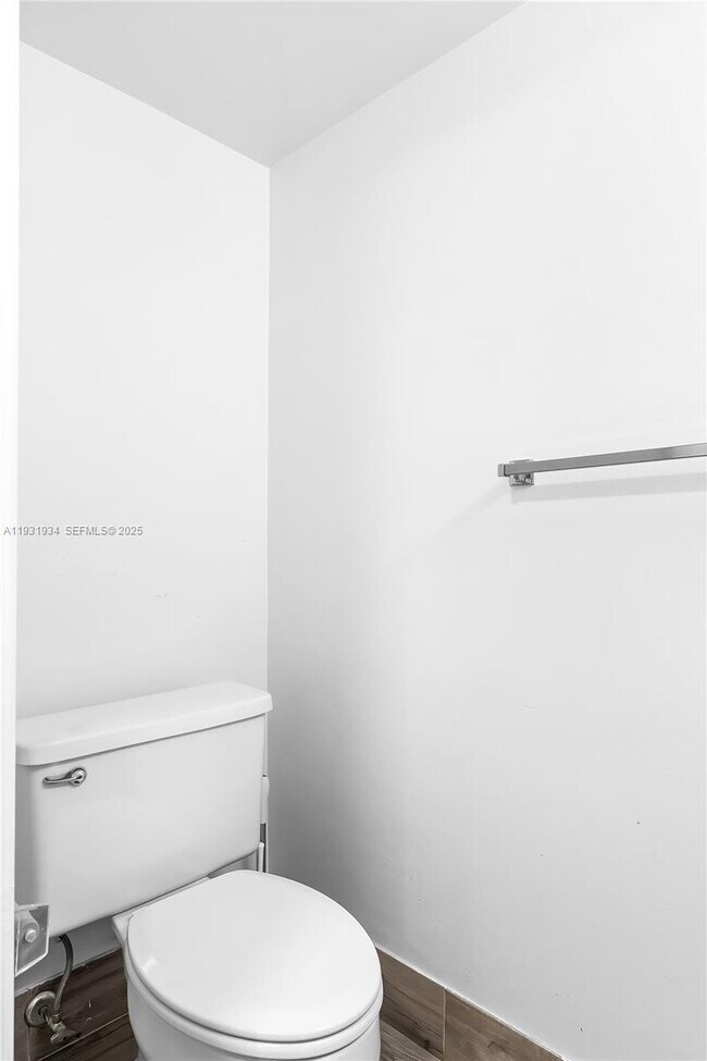 Building Photo - 400 Leslie Dr