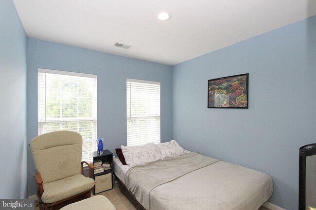 Building Photo - Beautiful 3-Bedroom, 2.5-Bath End-Unit Gar...