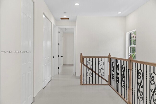 Building Photo - 3040 SW 44th Ct