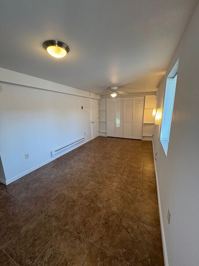 Building Photo - No Utilities Studio apartment with full Ki...