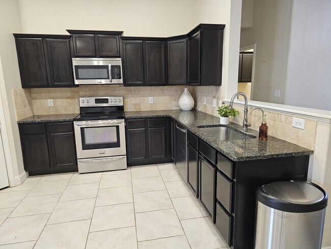 Building Photo - 806 E 93rd St