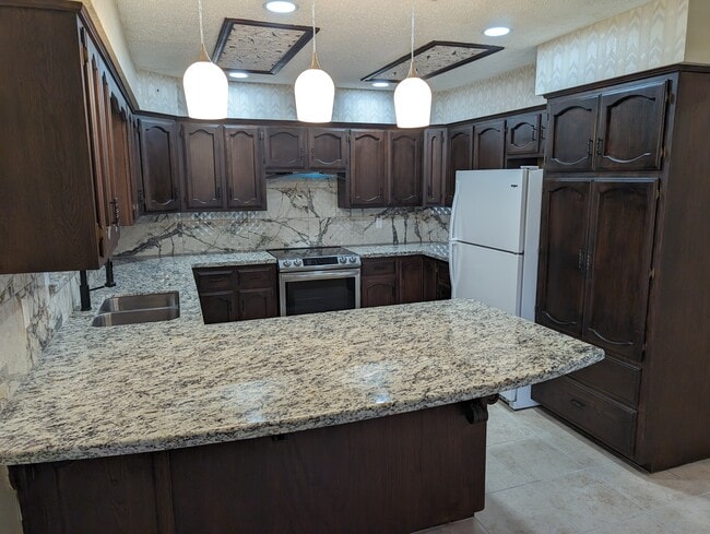 Building Photo - 2213 Lake View Dr