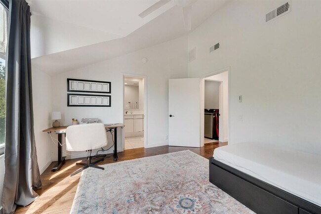 Building Photo - 5990 Lindenshire Ln