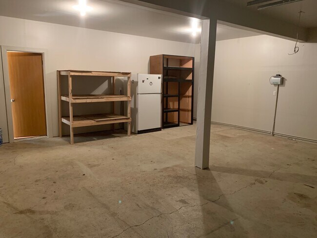 Building Photo - Large Home for Rent in Currier Creek