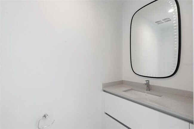 Building Photo - 400 Central Ave