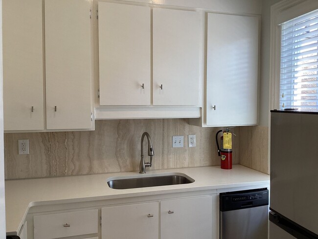 Building Photo - Move in Ready Duplex Close to Forsyth Park