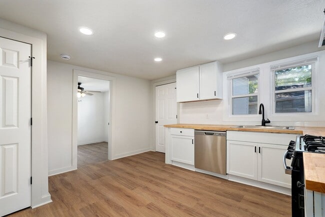 Building Photo - 3 Bedroom, 1 Bathroom remodeled house!