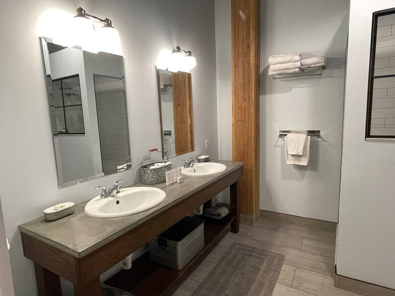 Building Photo - 749 Monroe Ave