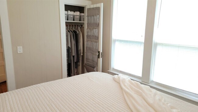 Building Photo - 9835 Willow Creek Commerce Dr