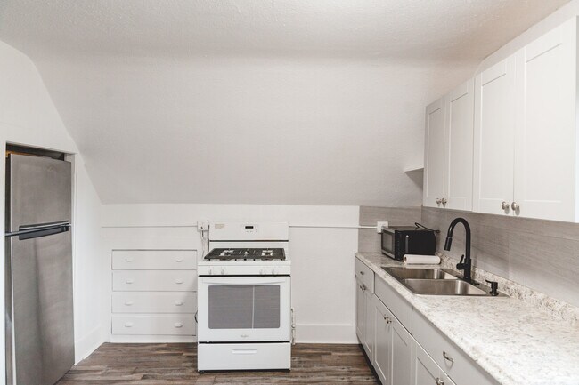 Building Photo - 2440 E Willamette Ave