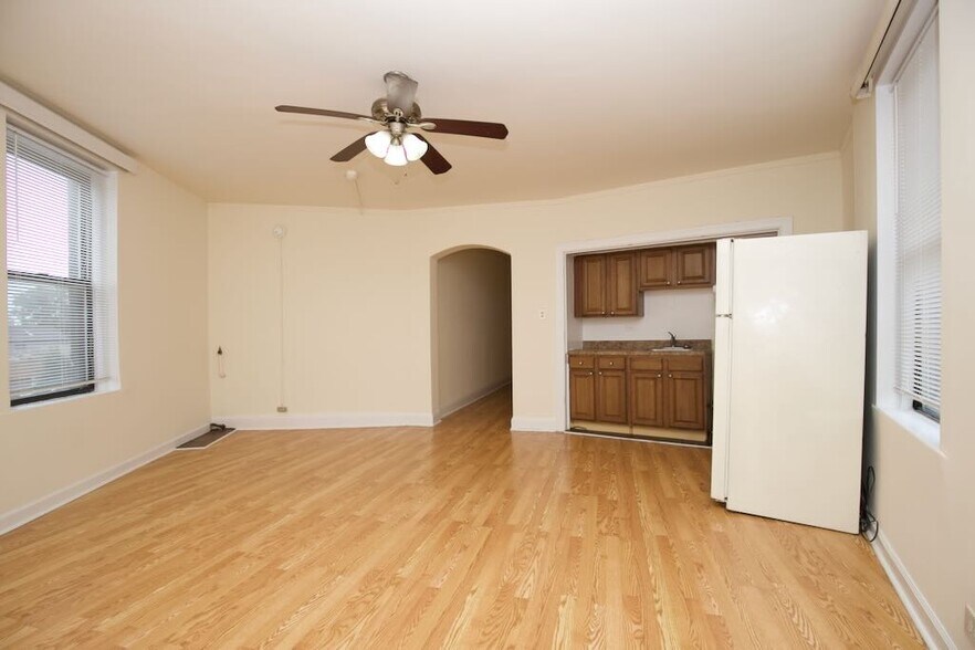 Building Photo - 3335 W Diversey Ave