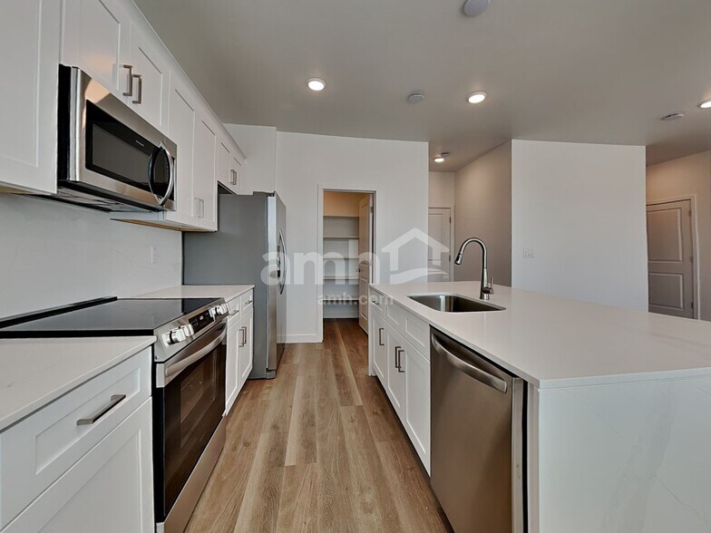 Building Photo - 9721 W Tamarisk Ave