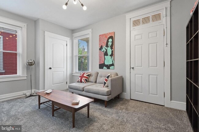 Building Photo - 153 E Ross St