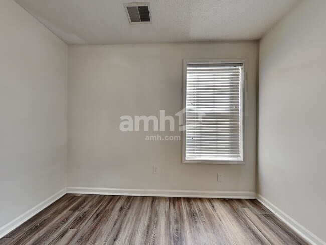 Building Photo - 11 Lake Linden Ct