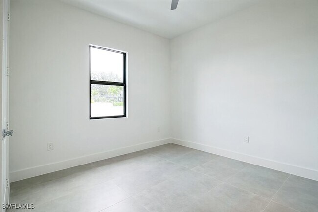 Building Photo - 123 SW 35th Ave