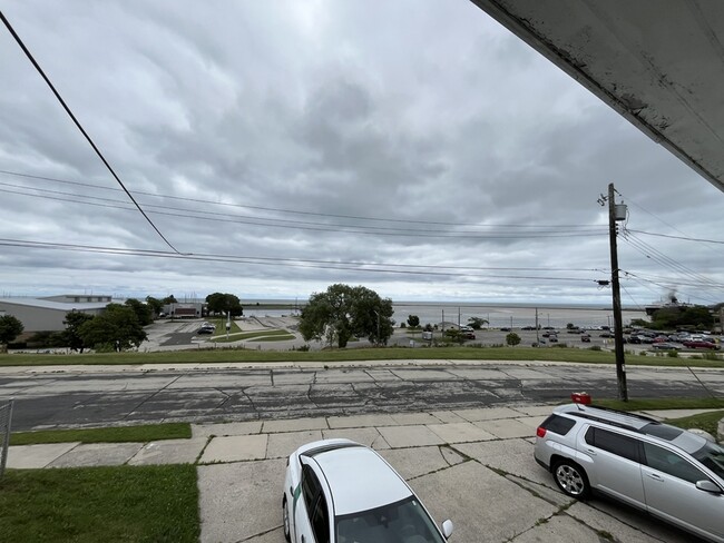 Building Photo - 412-412 N Lake St