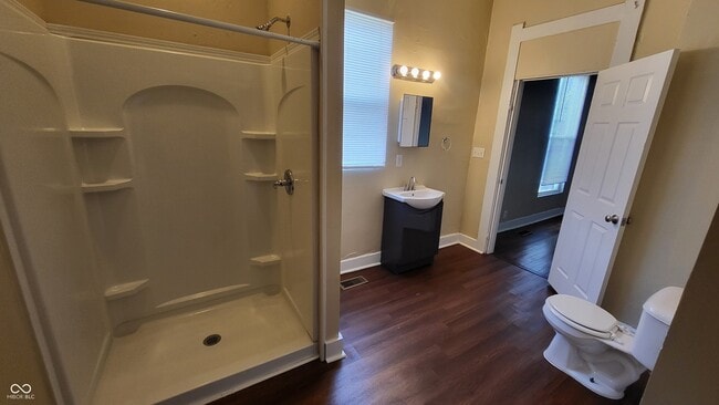 Building Photo - 1314 E 10th St