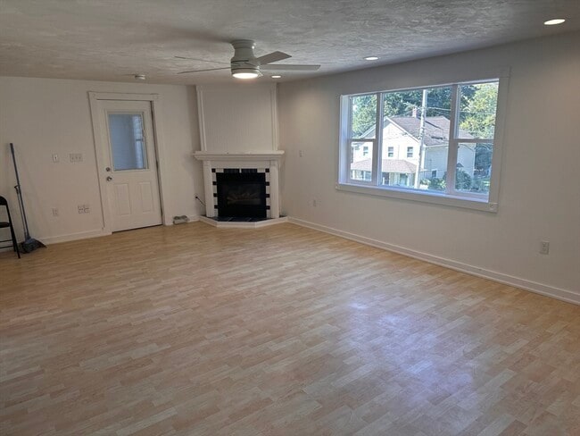 Building Photo - 39 Raymond St