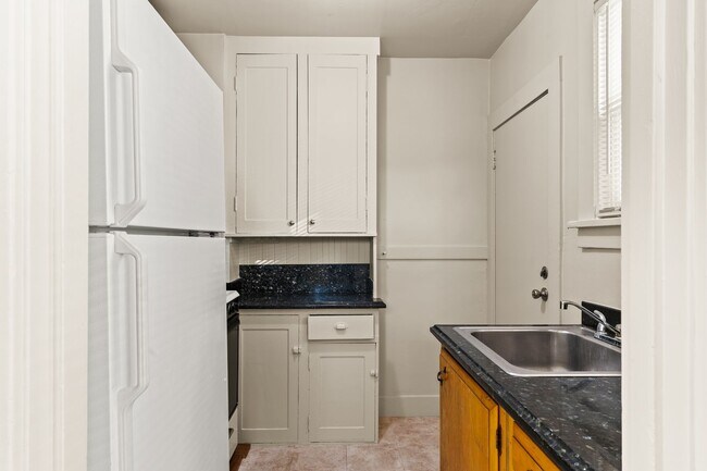 Building Photo - Utilities Included! Bright 2nd Floor Studio in Mosswood Vintage Building