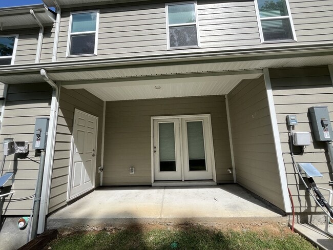 Building Photo - Townhome less than 2 miles from Downtown C...