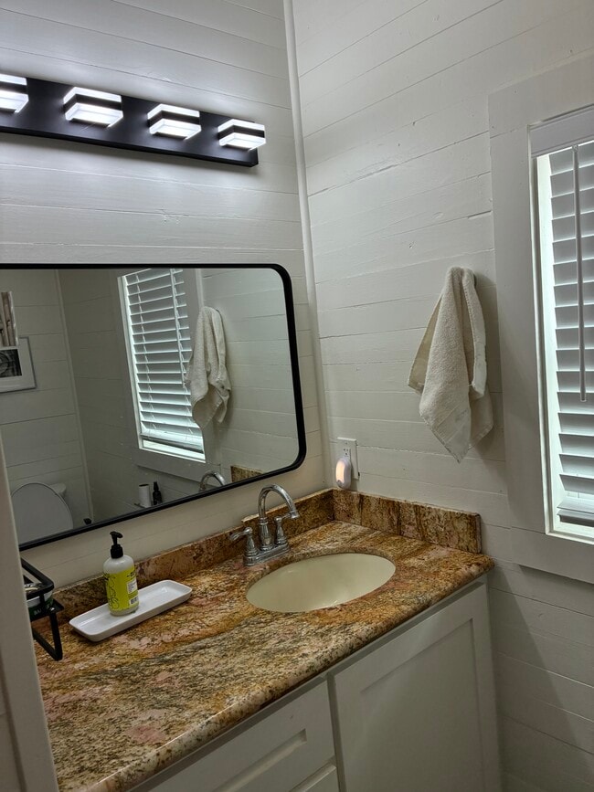 Building Photo - 112 E Scott St