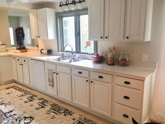 Building Photo - Home on East Bay – Impeccably Furnished Off-Season Retreat