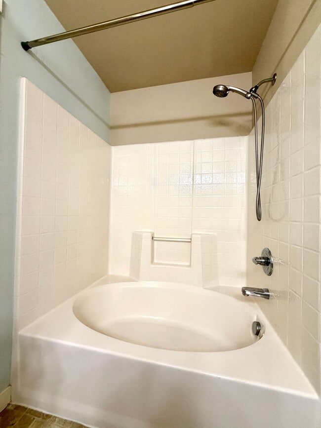 Building Photo - **FREE TWO WEEKS RENT** Sophisticated Beaverton Townhome with Multiple Floor Spacious Layout- Gre...