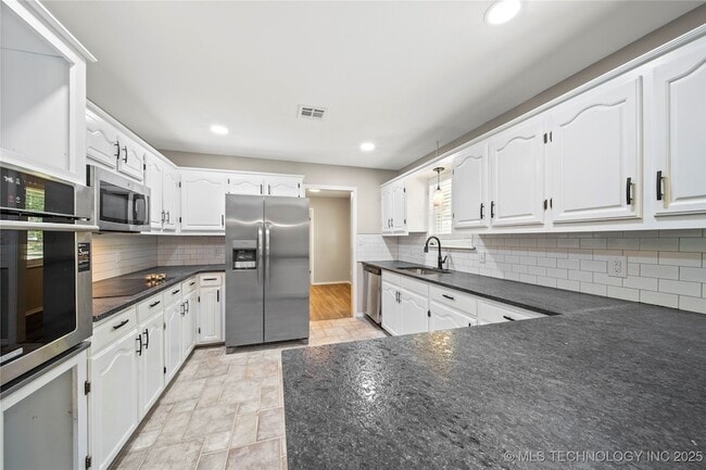 Building Photo - 11401 S 98th E Ave