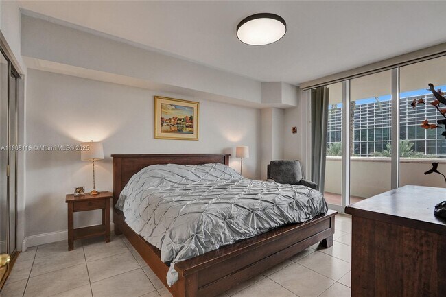 Building Photo - 9559 Collins Ave