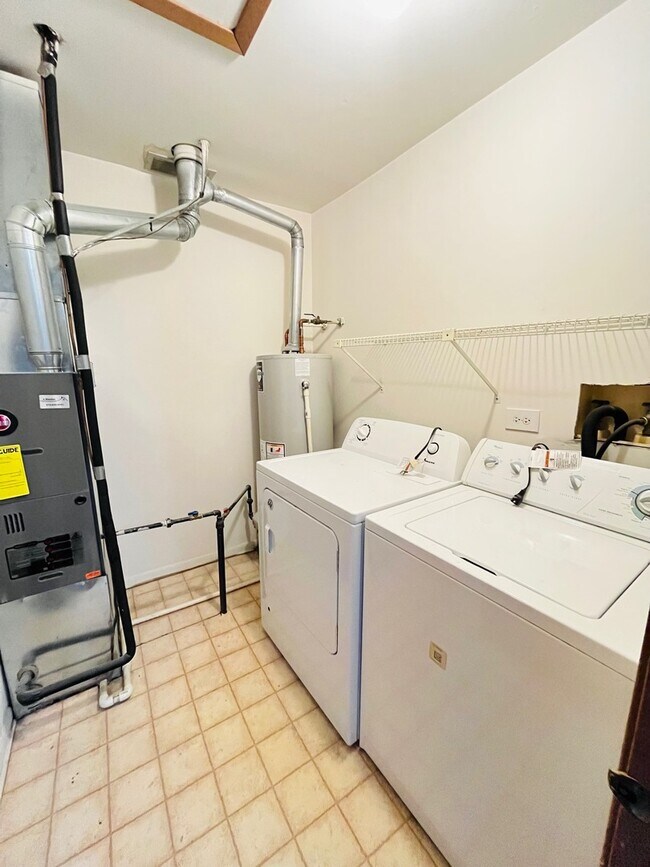 Building Photo - 1486 W Jefferson Ave