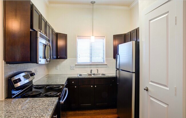 Building Photo - 15455 Canterbury Forest Dr