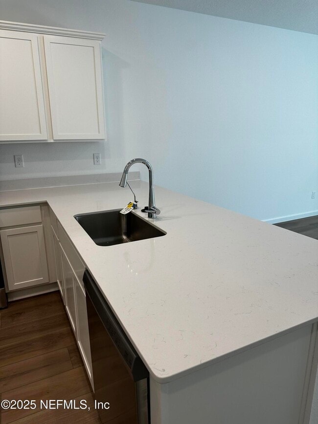 Building Photo - 611 Holly Lks Dr