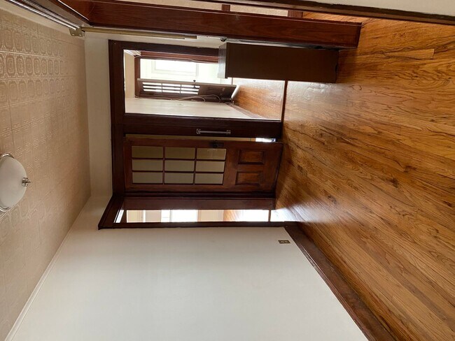 Building Photo - 1200 sq ft 3 bed 1 bath Brighton apartment!