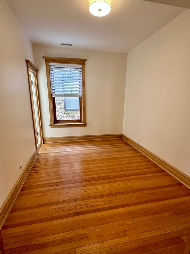 Building Photo - 5719 N Kenmore Ave