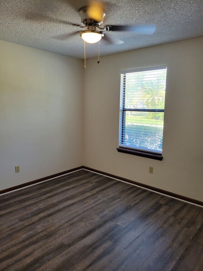 Building Photo - $1150 - 2/2 - Jefferson Square has receive...