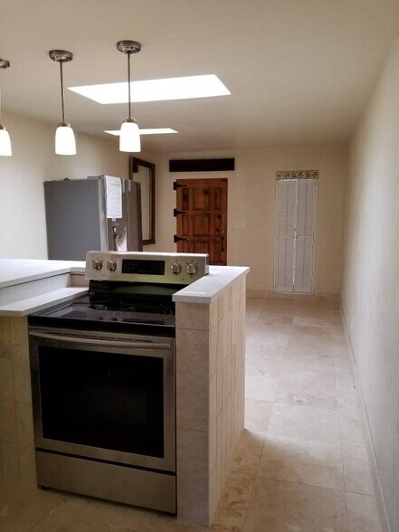 Building Photo - 1827 E 9th St