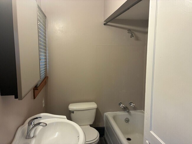 Building Photo - Charming Midtown Cottage - 1 bedroom/1 bath