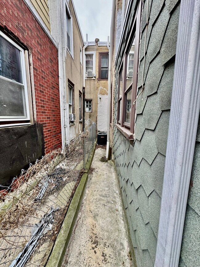 Building Photo - 1828 E Orleans St