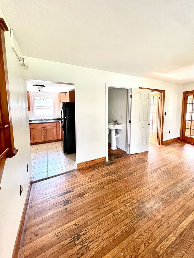 Building Photo - 5-Bedroom, 2-Bath Home Near UVM