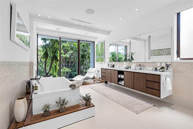 Building Photo - 3009 Pine Tree Dr