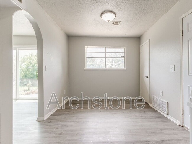 Building Photo - 4501 Meadowvale Dr